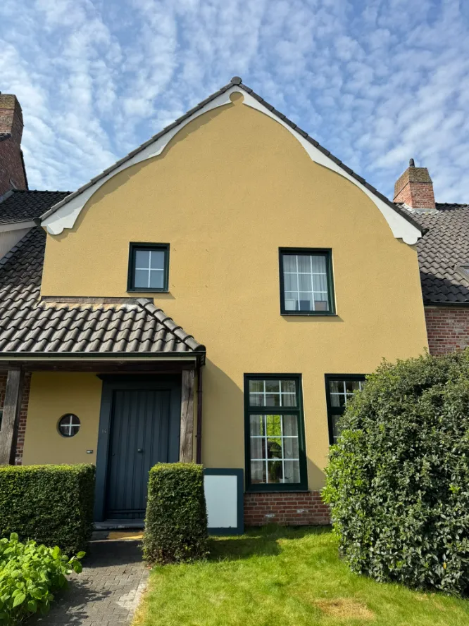 Gereinigde crepigevel van een woning in Drongen met zichtbaar fris en egaal resultaat na professionele reiniging