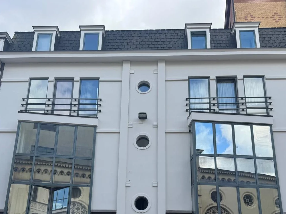 Dezelfde stadsgevel in Gent na reiniging en schilderwerk.