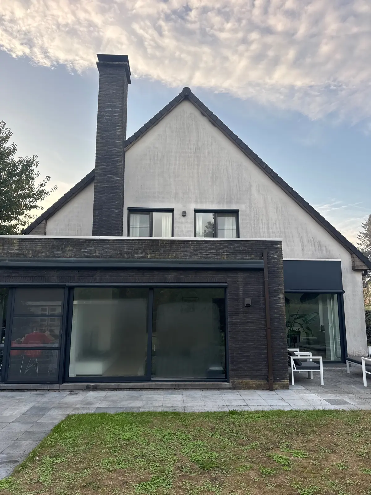 Puntgevel in Waasmunster met grauwe, gestreepte crepi, vóór de reiniging.