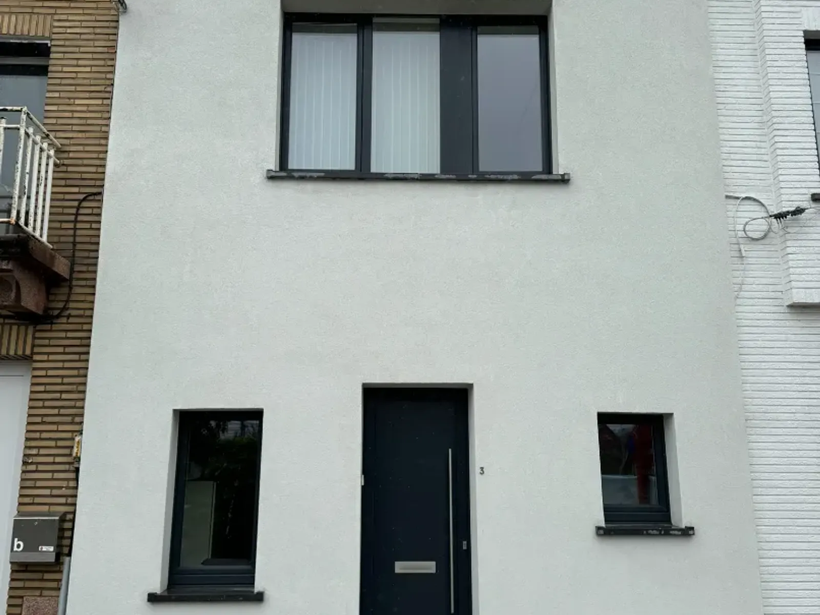 Crepi reinigen — dezelfde gevel na behandeling in Gentbrugge.