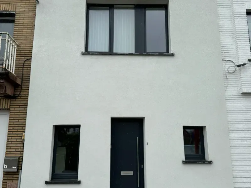 Crepi reinigen — dezelfde gevel na behandeling in Gentbrugge.