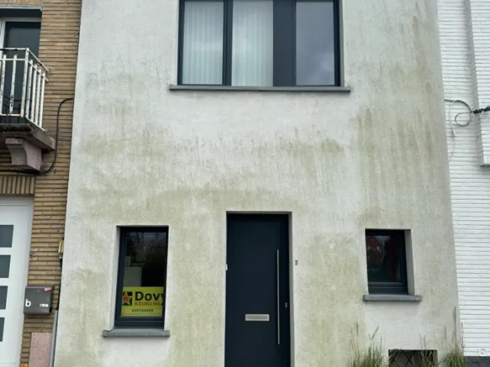 Crepi reinigen — gevel vóór behandeling in Gentbrugge.