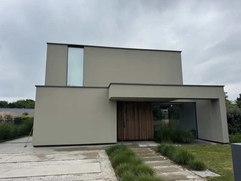 Crepi reinigen — dezelfde gevel na behandeling in Merelbeke-Melle.