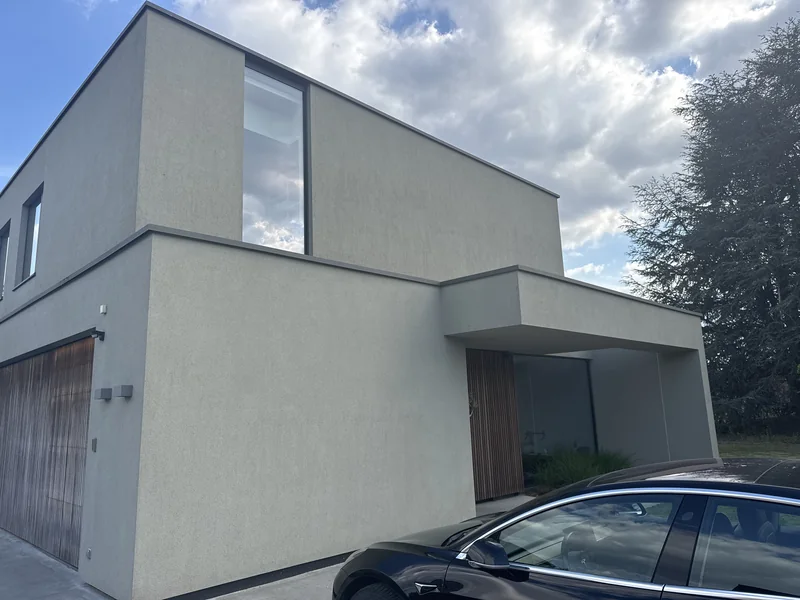 Crepi reinigen — gevel vóór behandeling in Merelbeke-Melle.