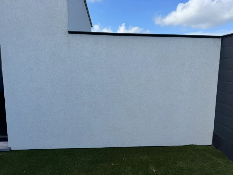 Crepi reinigen — dezelfde gevel na behandeling in Merelbeke.