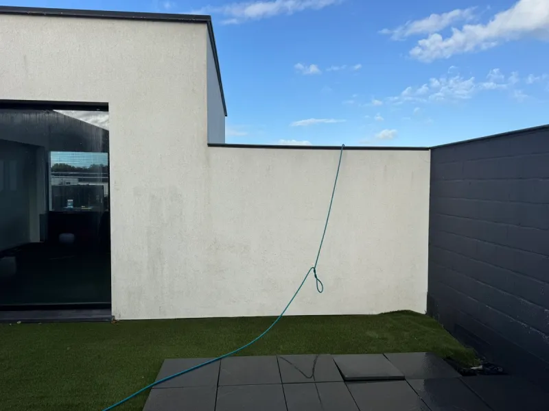 Crepi reinigen — gevel vóór behandeling in Merelbeke.