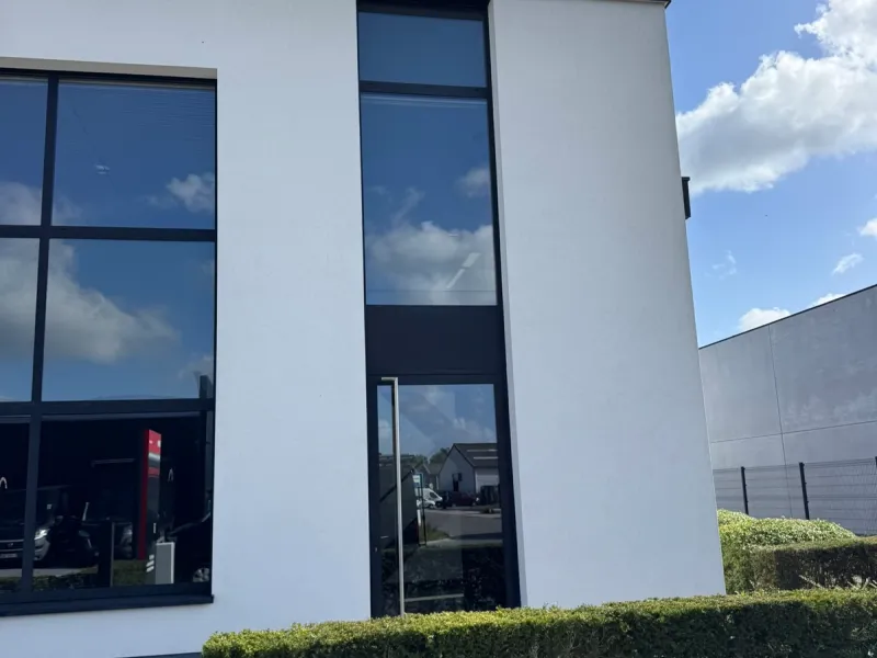 Crepi reinigen — dezelfde gevel na behandeling in Merelbeke.