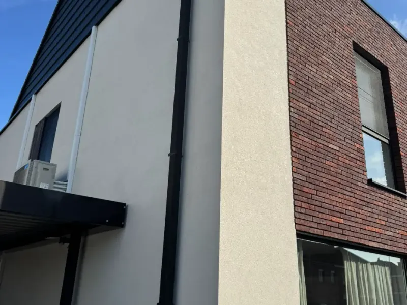 Crepi reinigen — dezelfde gevel na behandeling in Lokeren.