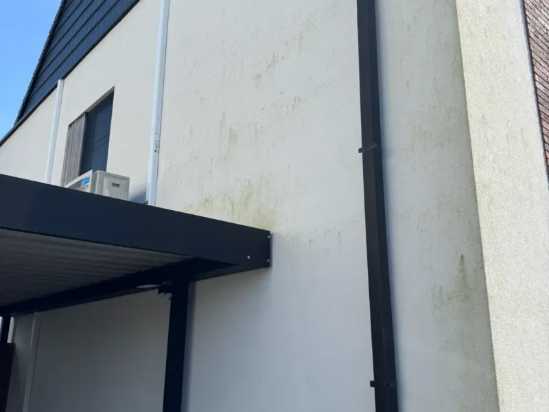 Crepi reinigen — gevel vóór behandeling in Lokeren.