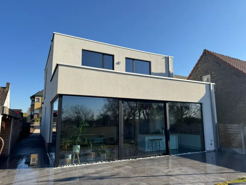 Crepi reinigen — dezelfde gevel na behandeling in Wortegem-Petegem.