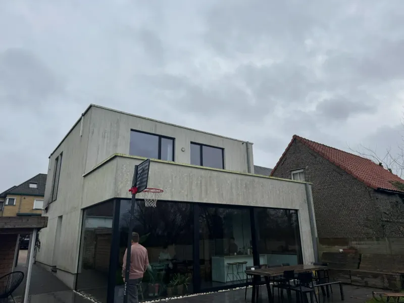 Crepi reinigen — gevel vóór behandeling in Wortegem-Petegem.