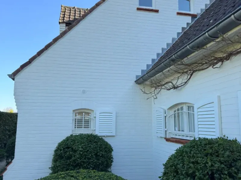 Gevelreiniging — dezelfde gevel na behandeling in Sint-Martens-Latem.