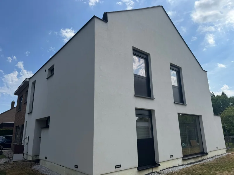 Crepi reinigen — dezelfde gevel na behandeling in Drongen.