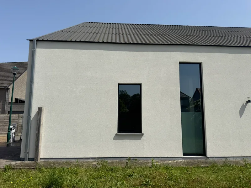Crepi reinigen — dezelfde gevel dezelfde dag na behandeling in Eeklo, egaal wit.