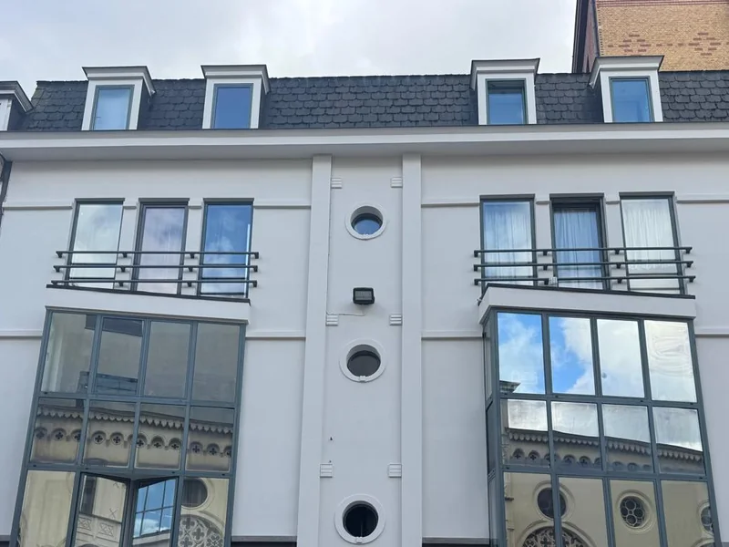Crepi schilderen — dezelfde gevel na het schilderwerk in Gent, egaal wit.