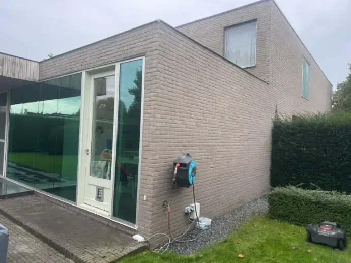 Zijgevel na reiniging met hydrofuge