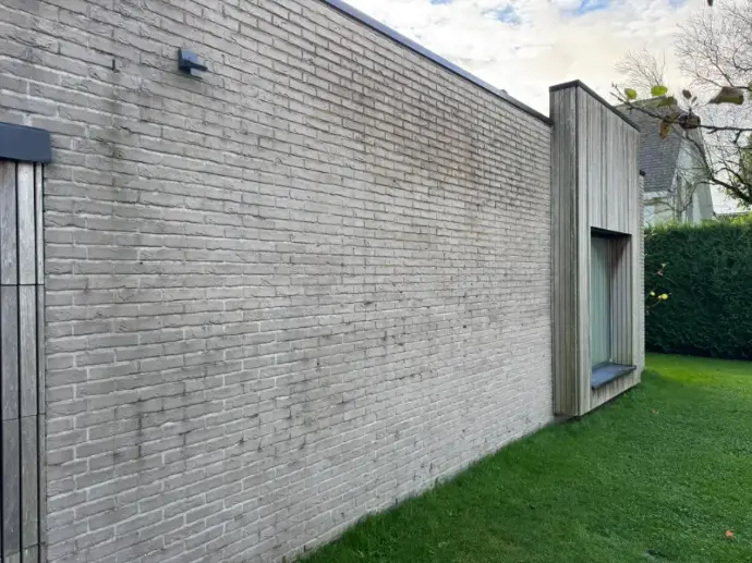 Voorgevel villa in Deinze vóór gevelreiniging