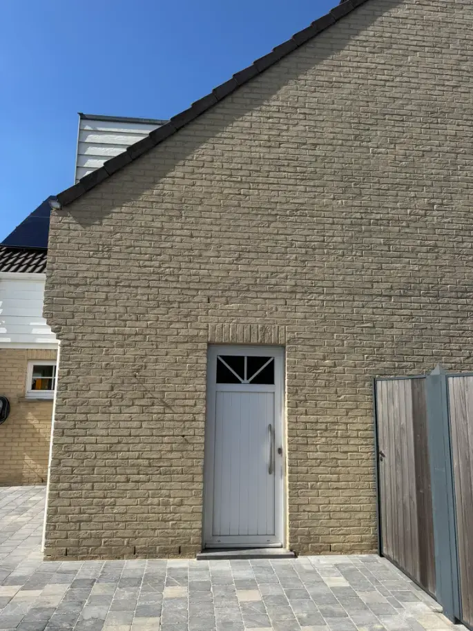 Na reiniging bakstenen gevel Oostakker