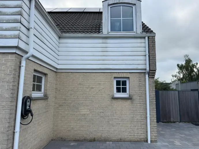 Bakstenen woning gevelreiniging Oostakker – vooraanzicht