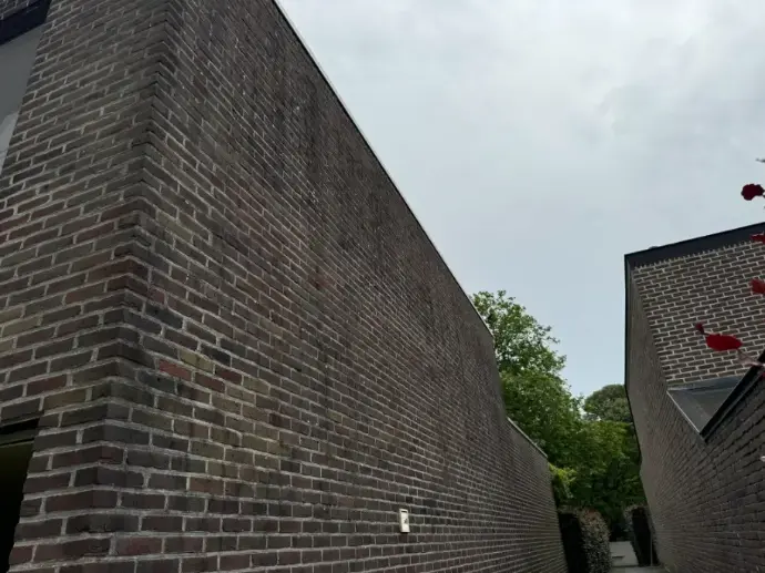Voorgevel bakstenen woning vóór gevelreiniging – Sint-Martens-Latem