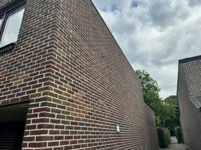 Voorgevel bakstenen woning na gevelreiniging – Sint-Martens-Latem