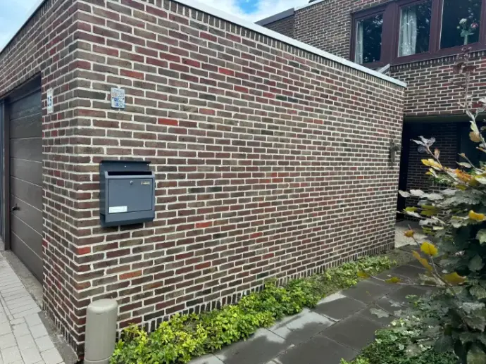Zijgevel bakstenen woning schoon na gevelreiniging