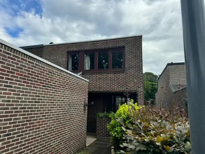 Achtergevel bakstenen woning volledig gereinigd