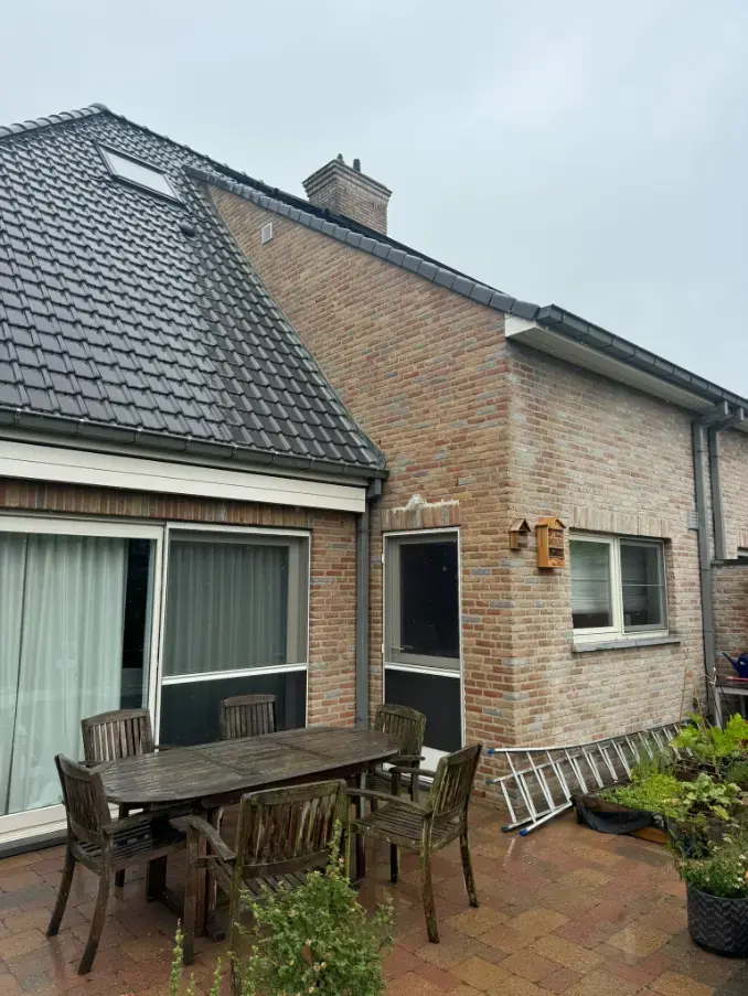 Gevel Wondelgem tijdens de reiniging – zachte wasbeurt