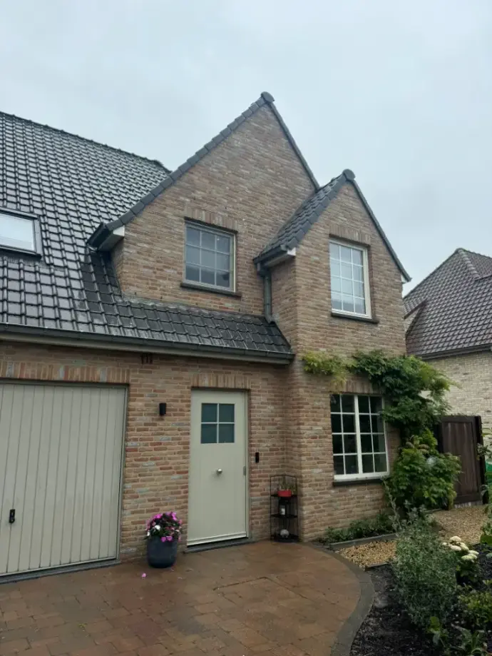 Bakstenen gevel Wondelgem na de gevelreiniging – schoon en fris
