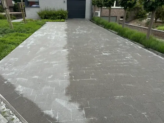 Oprit in Aalst na de reiniging – weer schoon en fris