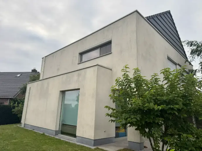 Vervuilde crepi gevel vóór de reiniging in De Pinte