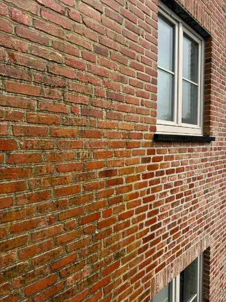 Gevelreiniging van rode baksteen met vervuiling
