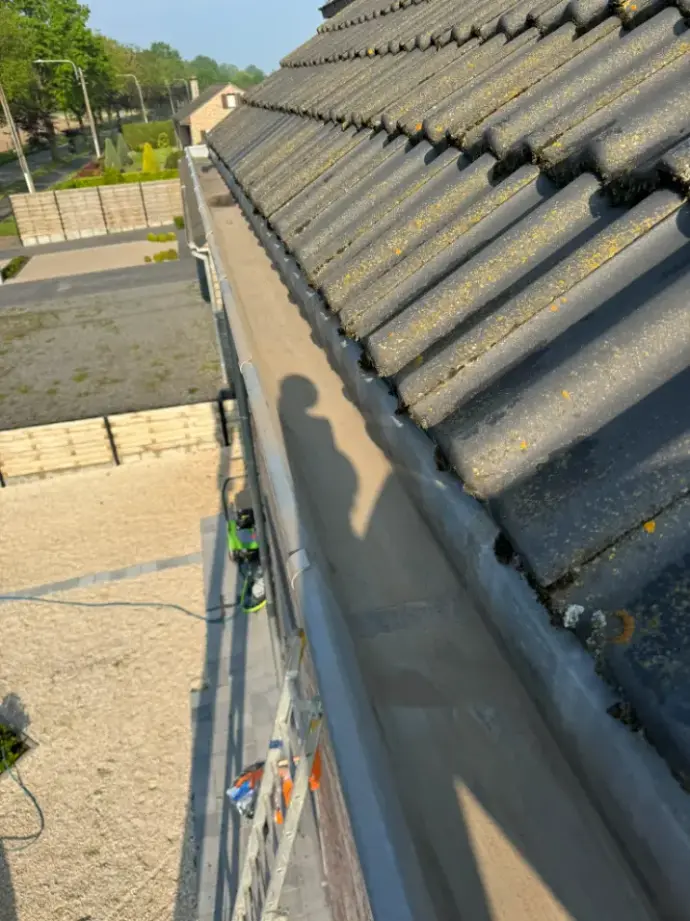 Schone dakgoot na reiniging in Merelbeke