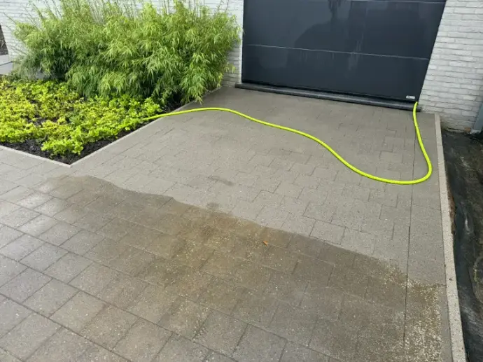 Betonnen oprit schoon en hersteld na reiniging in Gentbrugge