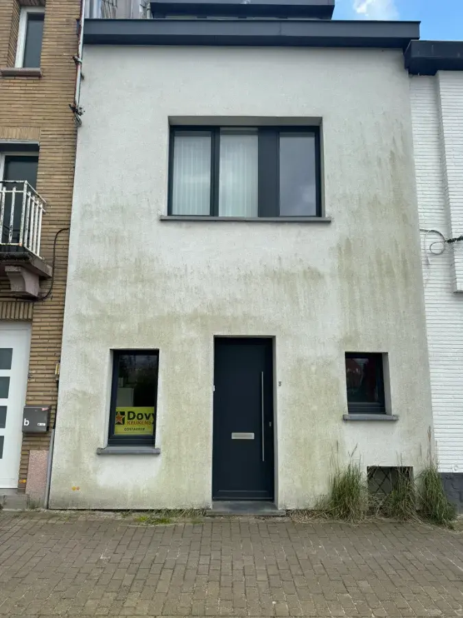Voorbeeld woning met vervuilde crepi gevel voor reiniging in Gent