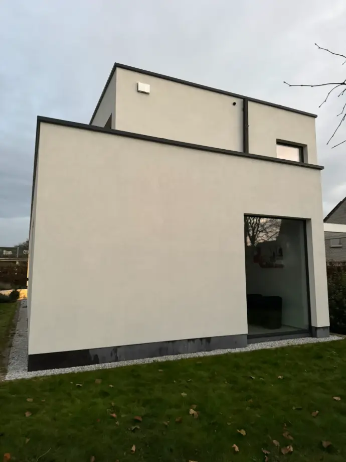 Woning met gereinigde crepi gevel in Zwijnaarde