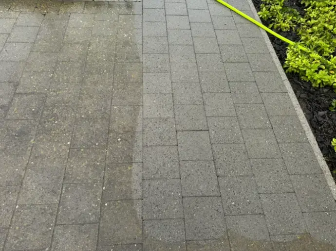 Vuile betonnen oprit voor reiniging in Destelbergen