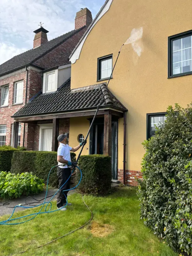 Tijdens reiniging crepi gevel Drongen